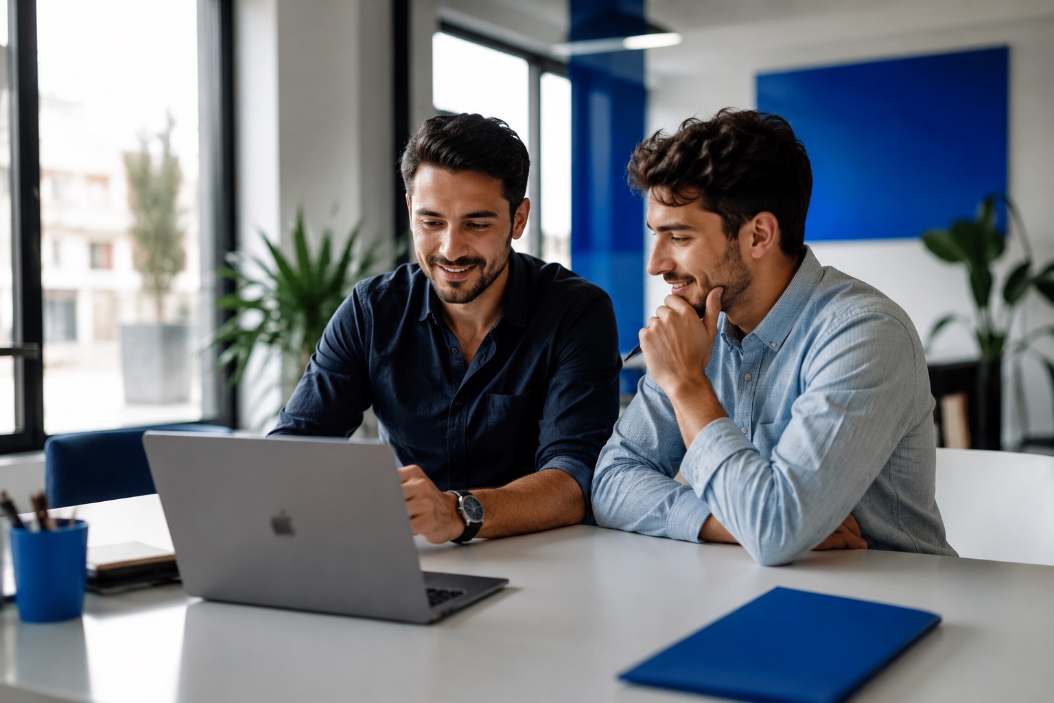 Il team Evoshop al lavoro insieme su un progetto digitale
